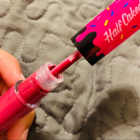 Half- Caked liquid  lip - Picture 3 of 3